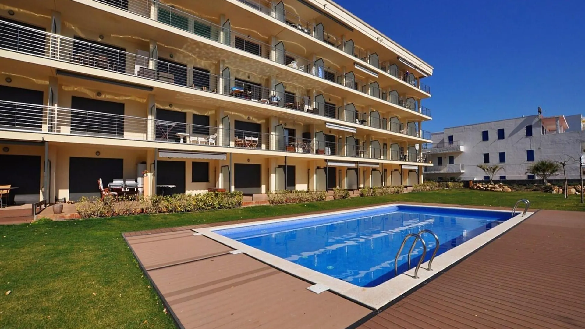 Garden-View Apartment In Roses Near Beach location