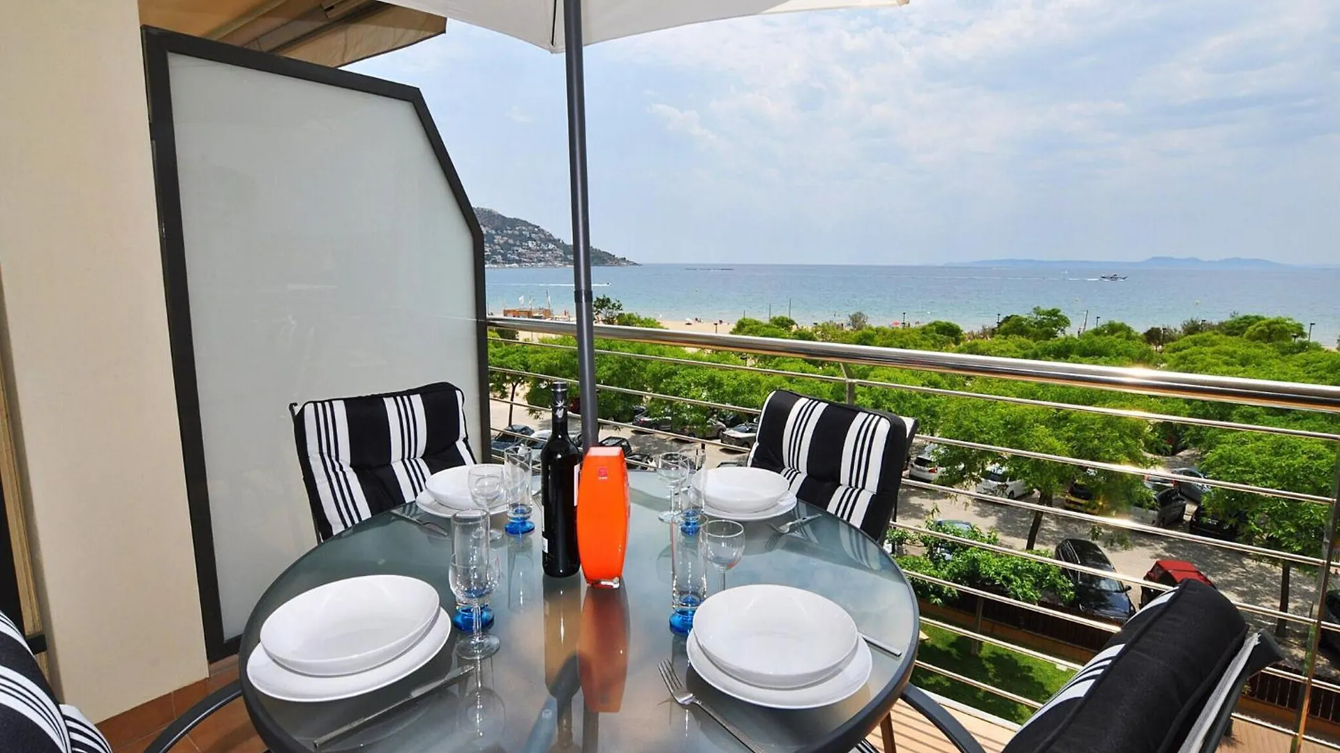 Garden-View Apartment In Roses Near Beach