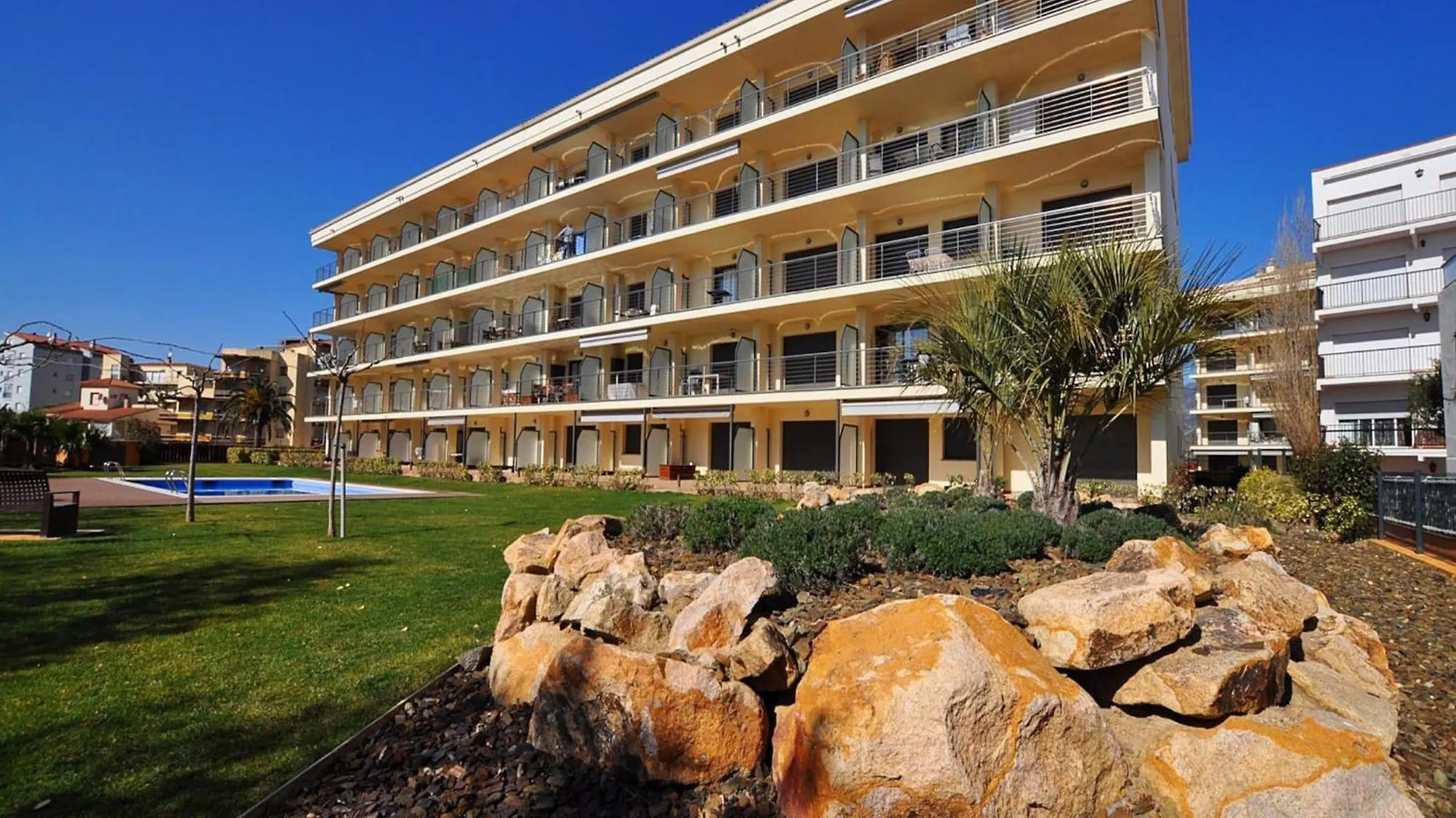 Garden-View Apartment In Roses Near Beach