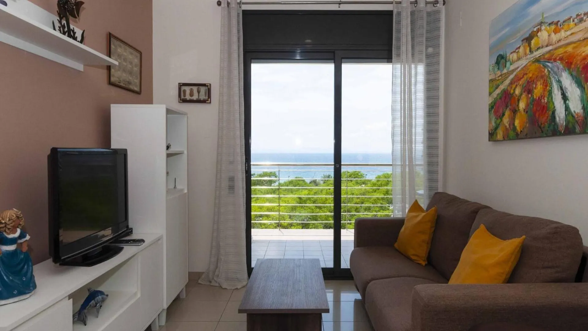 Garden-View Apartment In Roses Near Beach Spain